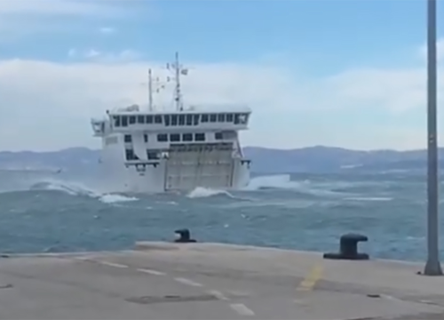 Pogledajte borbu trajekta i snažne bure, udari više od 100 kilometara na sat