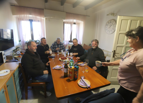 Fotografija 2 - Vrijednom donacijom Lions klub Šibenik pomaže teško bolesnom Frani Jakovčevu