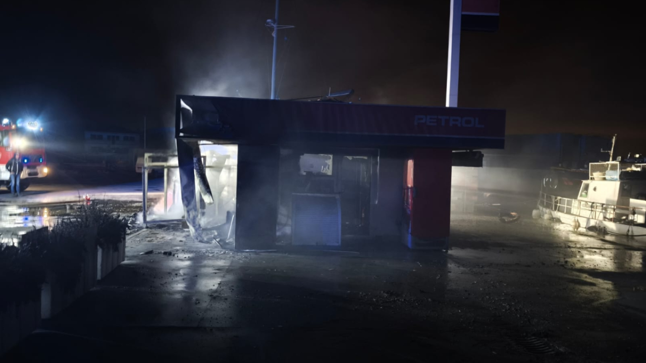 Požar u kojem je izgorila benzinska u Tribunju krenuo iz kontejnera za mješani otpad