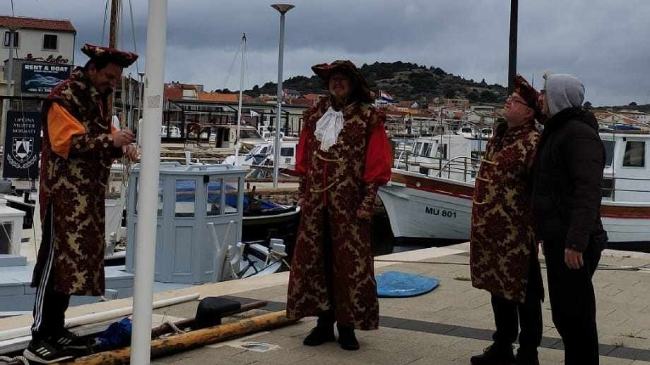 'Bake' preuzele vlast u Murteru: Podizanjem zastave označile početak najluđeg mjeseca