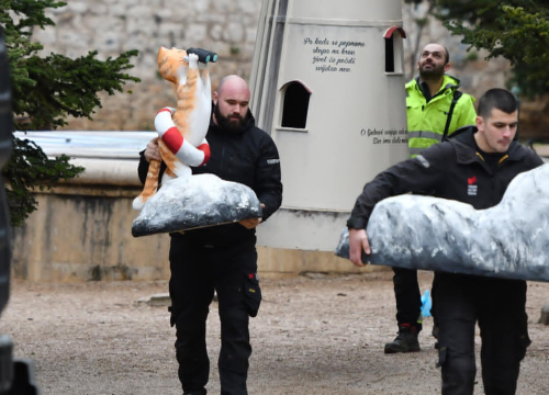 Skulptura 'Povratak Mačka Džingiskana' seli u trajni dom na Zlarinu