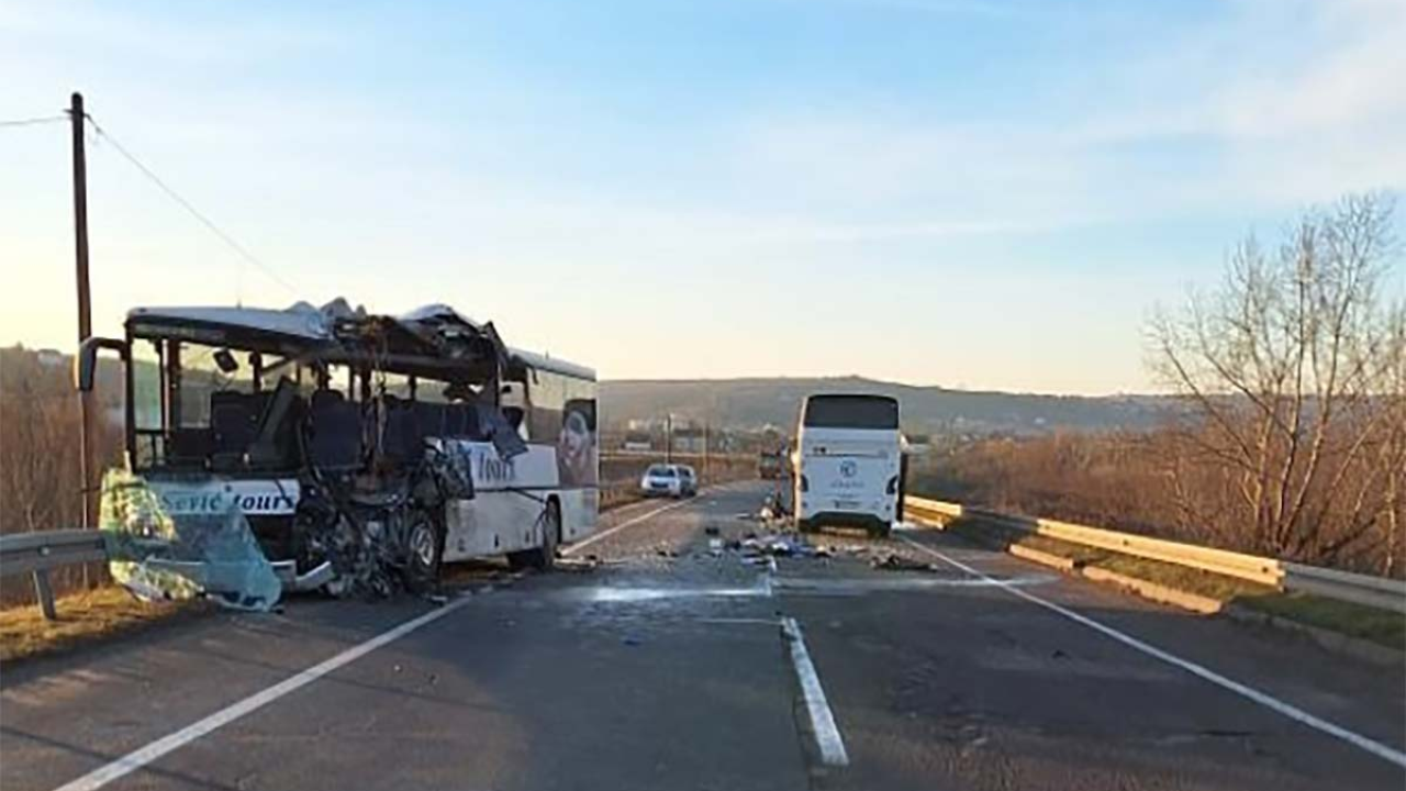 Stravična nesreća kod Beograda: U sudaru autobusa dvoje mrtvih i 56 ozlijeđenih