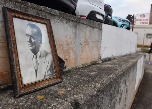 Fotografija 2 - Slika Tita ispred šibenske bolnice