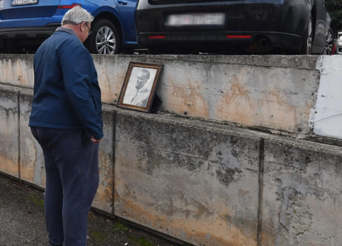 Fotografija 1 - Slika Tita ispred šibenske bolnice