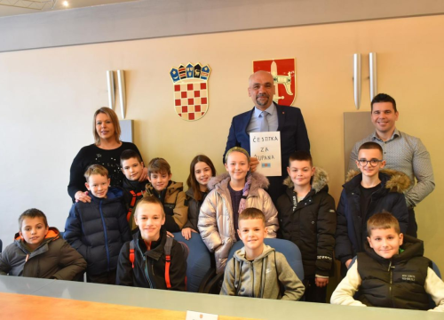 Fotografija 1 - Učenici iz Lozovca posjetili župana Marka Jelića