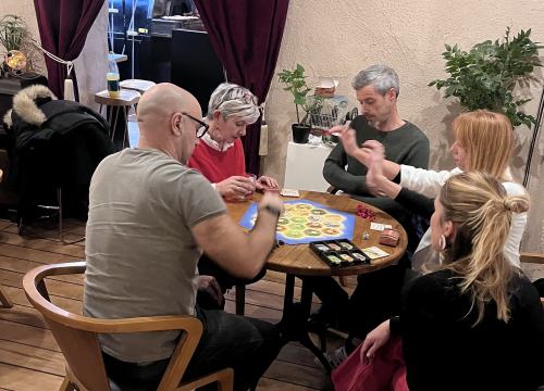 Fotografija 1 - Noć društvene igre u Azimutu: Zaigrao se Catan, a najbolji strateg bio je Edvin Grulović