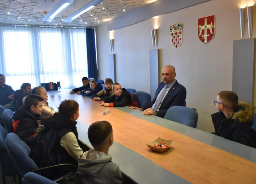 Fotografija 5 - Učenici iz Lozovca posjetili župana Marka Jelića