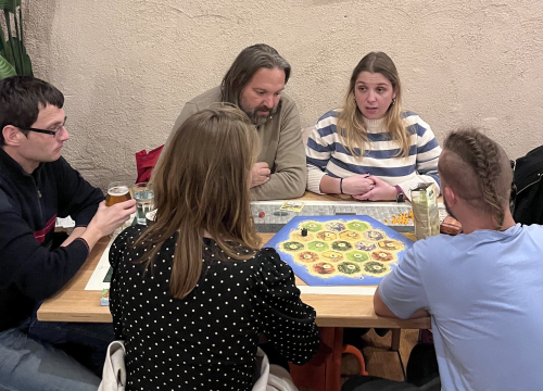 Fotografija 4 - Noć društvene igre u Azimutu: Zaigrao se Catan, a najbolji strateg bio je Edvin Grulović