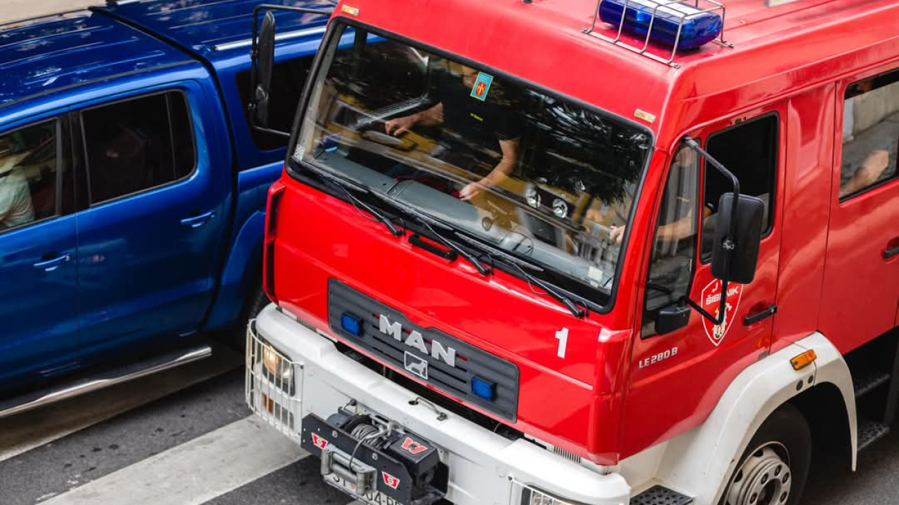 Sedam vatrogasaca JVP Šibenik izašlo na intervenciju nakon dojave o prometnoj na Konjevratima