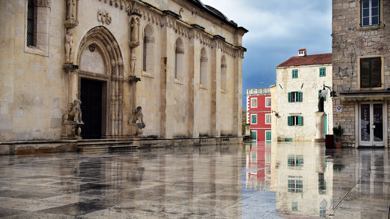 Utorak hladniji, oblačniji s malo kiše