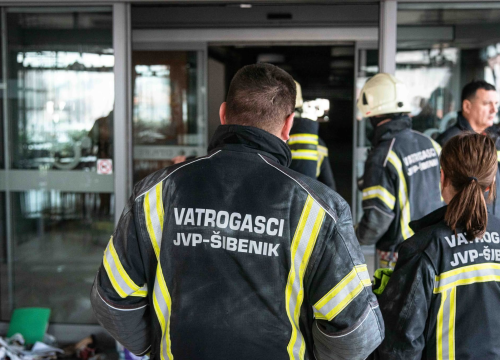 Nemirna noć za šibenske vatrogasce: Gasili požar automobilskih olupina kod Poda