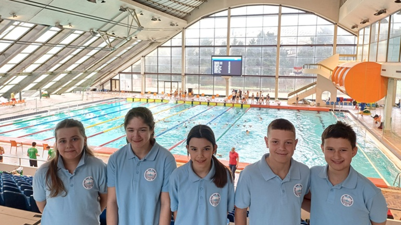 Plivači Mora u Splitu obarali osobne rekorde, Mislav Badurina došao i do šest odličja