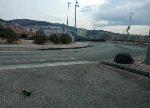 Vozači pripazite: Na kružnom toku na Meterizama razbacane su staklene boce