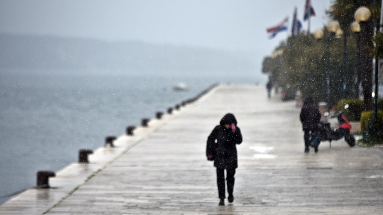 Stiže kiša, bura i snijeg: HAC poslao upozorenje vozačima