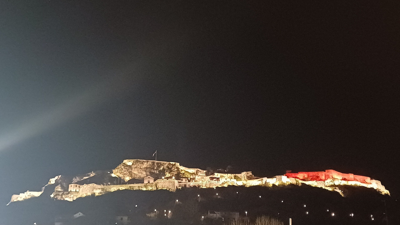 Kninska tvrđava osvijetljena crvenom bojom za djecu s urođenim srčanim manama