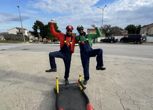 Fotografija 4 - Smijeh i adrenalin zavladali vodičkim ulicama: Trka karića vratila se u velikom stilu