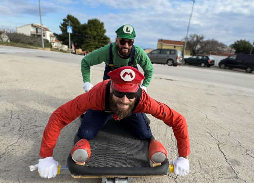 Fotografija 2 - Smijeh i adrenalin zavladali vodičkim ulicama: Trka karića vratila se u velikom stilu