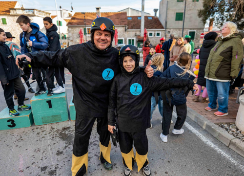 Fotografija 8 - Smijeh i adrenalin zavladali vodičkim ulicama: Trka karića vratila se u velikom stilu