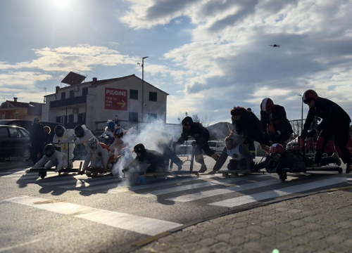 Fotografija 1 - Smijeh i adrenalin zavladali vodičkim ulicama: Trka karića vratila se u velikom stilu
