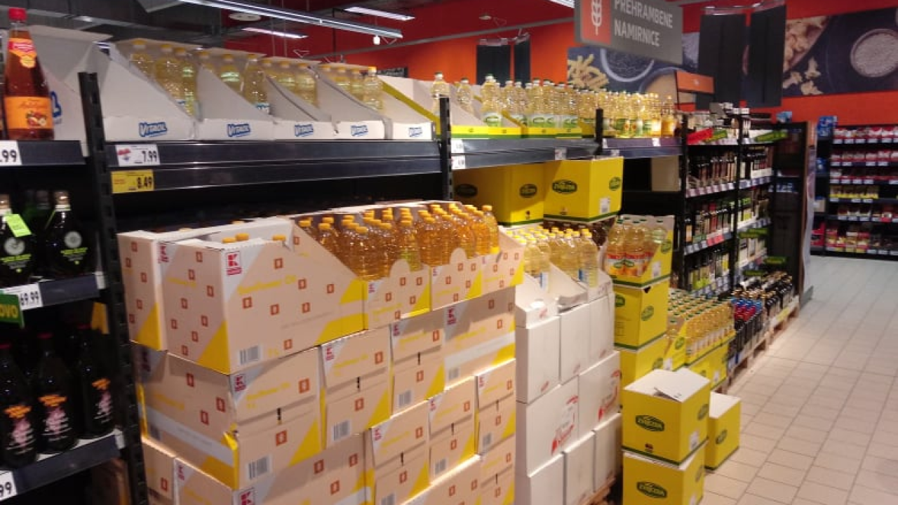 Muškarac u Šibeniku skočio na pult u dućanu i ukrao vrećicu s hranom