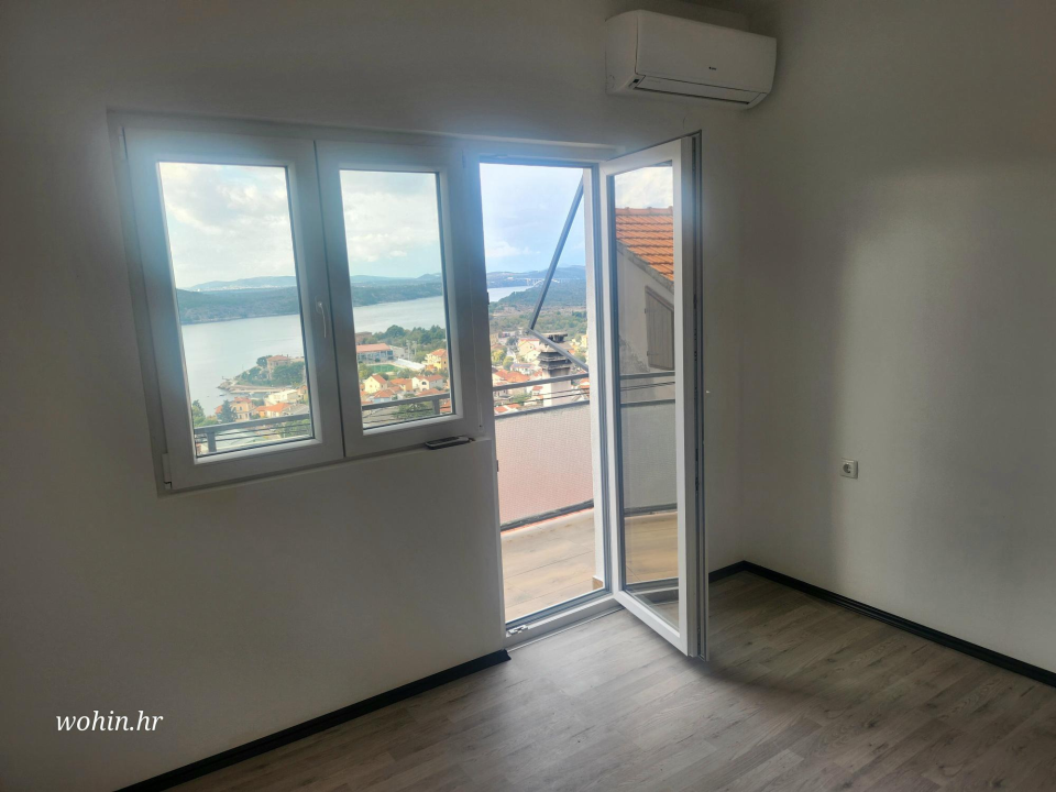 Prodaje se odmah useljiv trosoban stan s pogledom na Šibenski zaljev