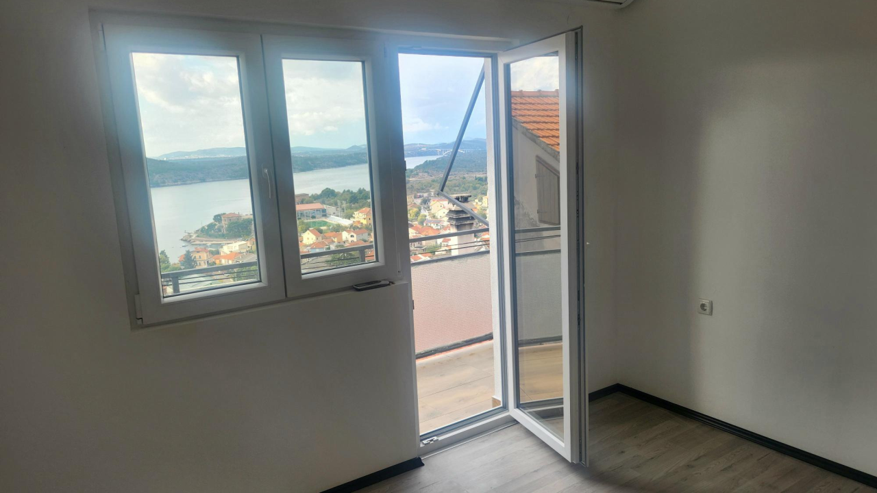 Prodaje se odmah useljiv trosoban stan s pogledom na Šibenski zaljev