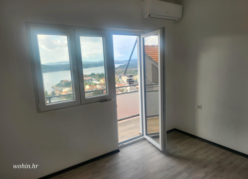 Fotografija 1 - Prodaje se odmah useljiv trosoban stan s pogledom na Šibenski zaljev