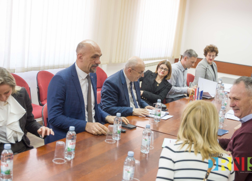 Fotografija 18 - Župan Jelić i gradonačelnik Drniša uručili 13 ključeva stanarima višestambene zgrade