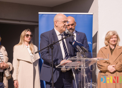 Fotografija 6 - Župan Jelić i gradonačelnik Drniša uručili 13 ključeva stanarima višestambene zgrade