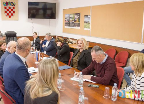 Fotografija 16 - Župan Jelić i gradonačelnik Drniša uručili 13 ključeva stanarima višestambene zgrade