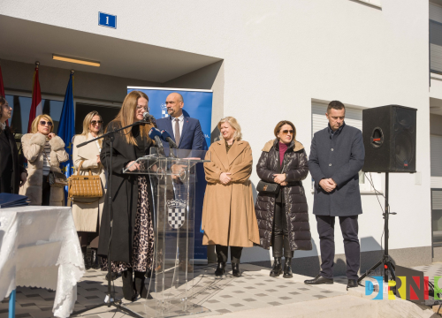 Fotografija 8 - Župan Jelić i gradonačelnik Drniša uručili 13 ključeva stanarima višestambene zgrade