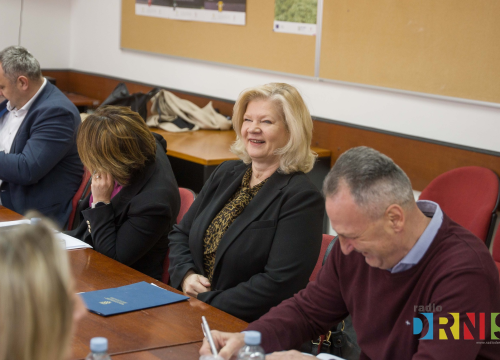 Fotografija 13 - Župan Jelić i gradonačelnik Drniša uručili 13 ključeva stanarima višestambene zgrade