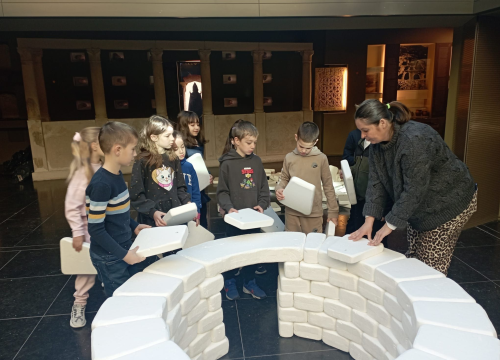 Fotografija 2 - Mali meštri: Šibenski osnovnoškolci gradili bunju u Muzeju grada Šibenika