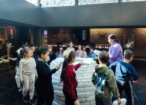 Mali meštri: Šibenski osnovnoškolci gradili bunju u Muzeju grada Šibenika