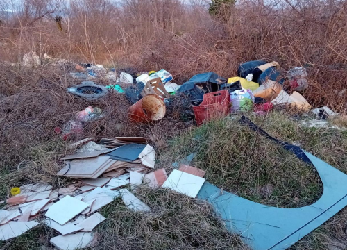 Netko je u okolici Drniša napravio pravo malo ilegalno odlagalište otpada