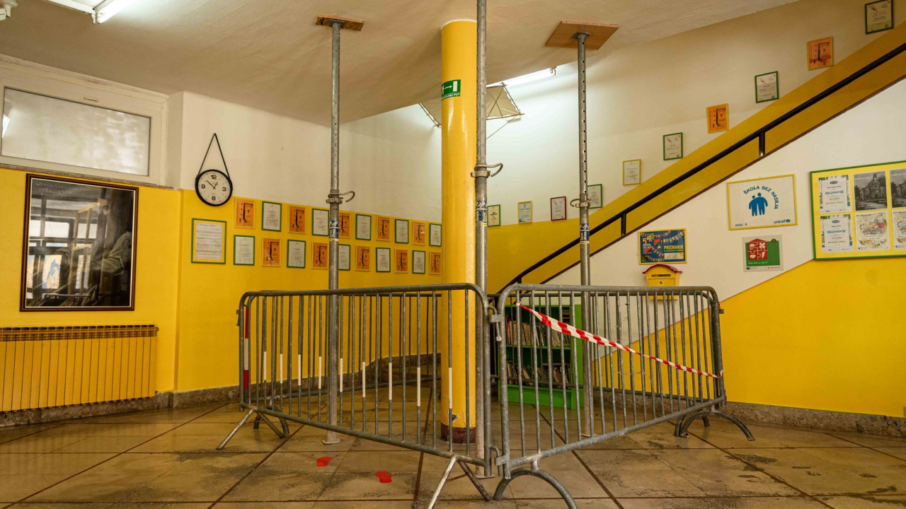 Skela u OŠ Fausta Vrančića 'osigurava' potporni stup. Kažu da oštećenja ne predstavljaju opasnost