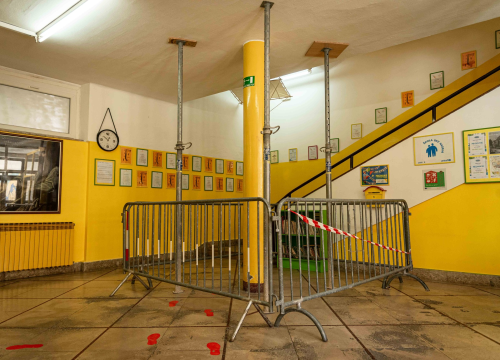 Skela u OŠ Fausta Vrančića 'osigurava' potporni stup. Kažu da oštećenja ne predstavljaju opasnost