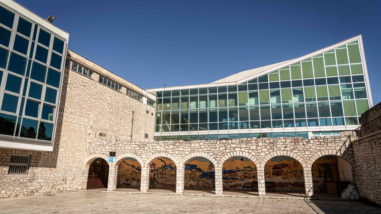 Skela u OŠ Fausta Vrančića 'osigurava' potporni stup. Kažu da oštećenja ne predstavljaju opasnost