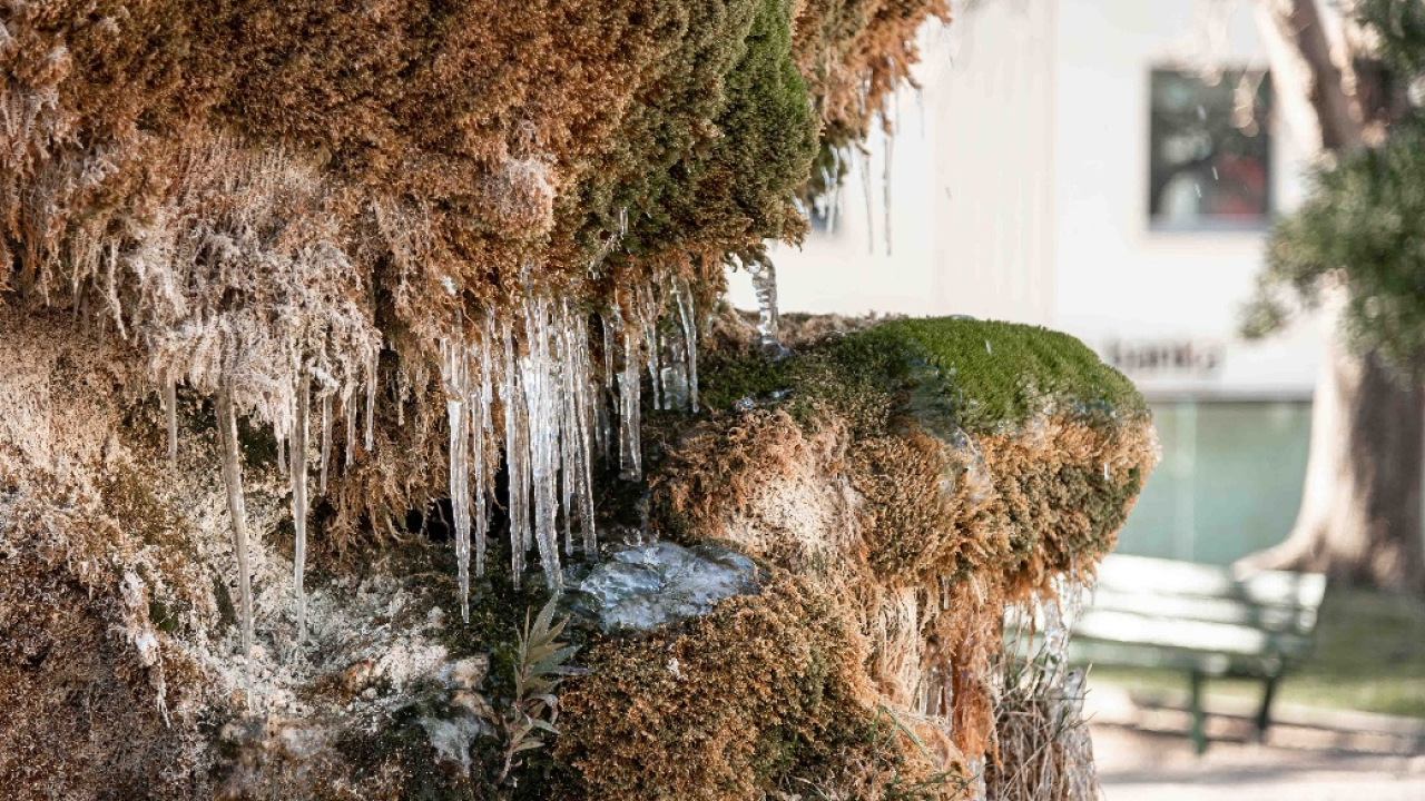 Jutros je zaledila fontana kod Gospe vanka Grada: Nije bilo puno leda, a neće ga ni biti više ove zime