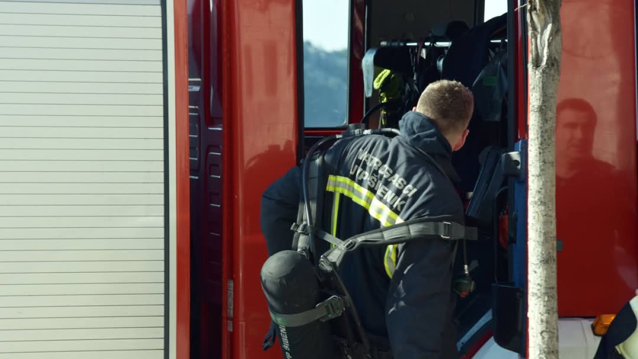 U Šibeniku izbio požar u kotlovnici zgrade. Vatrogasci ga ugasili u sat vremena