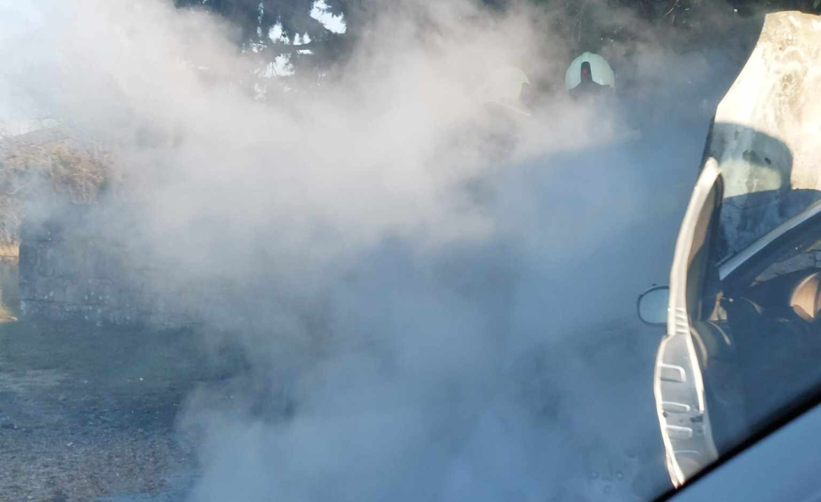 Zapalio se automobil na Konjevratima, policija i vatrogasci na terenu