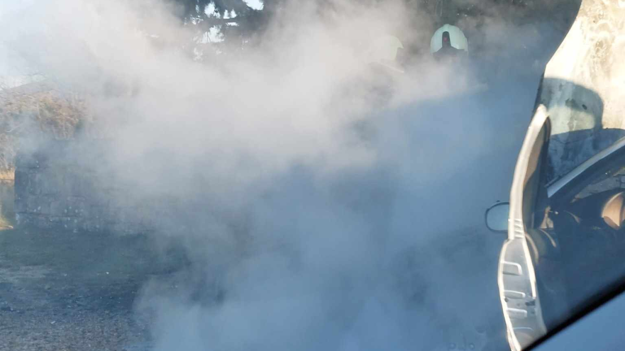 Zapalio se automobil na Konjevratima, policija i vatrogasci na terenu