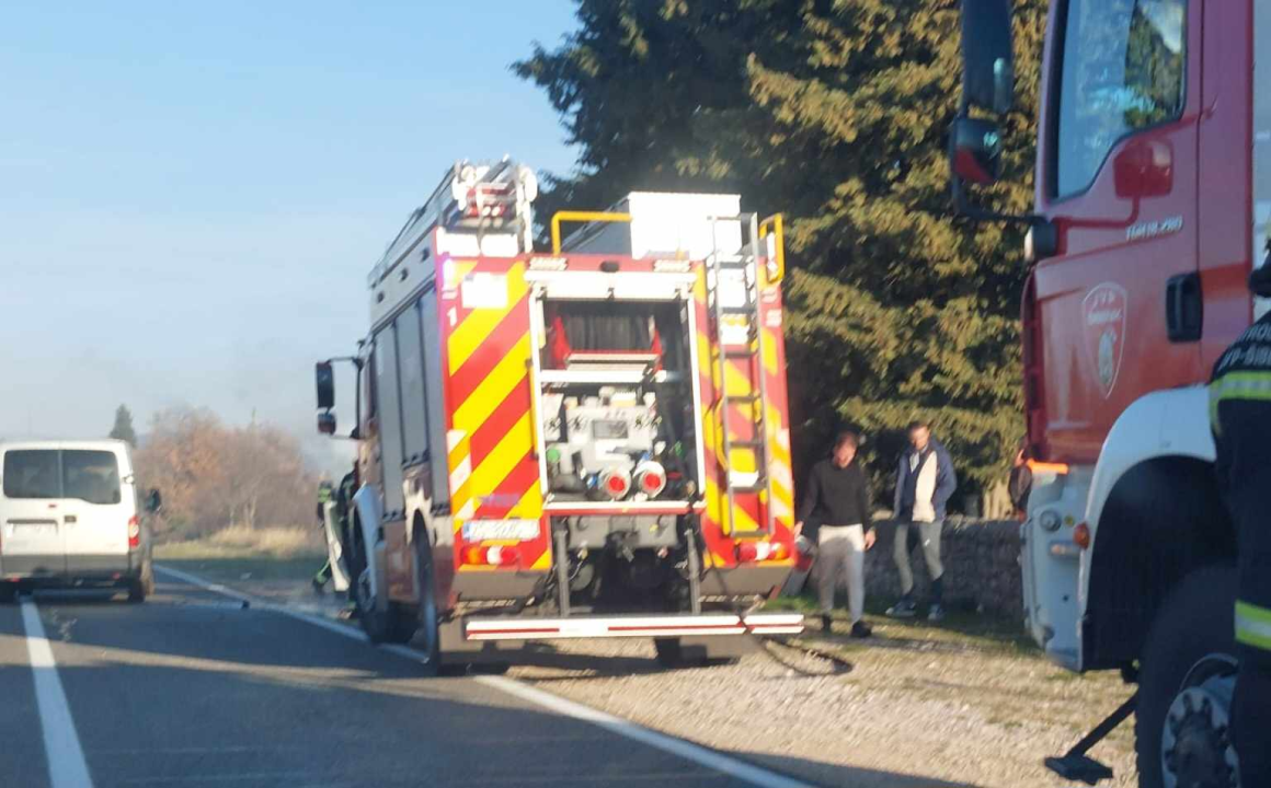 Zapalio se automobil na Konjevratima, policija i vatrogasci na terenu