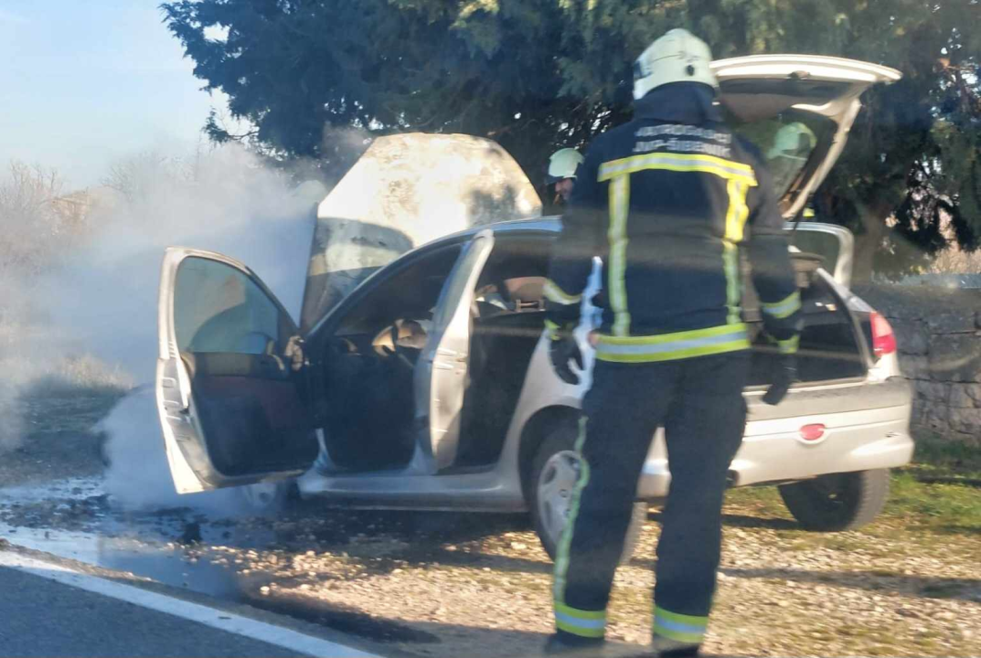 Zapalio se automobil na Konjevratima, policija i vatrogasci na terenu