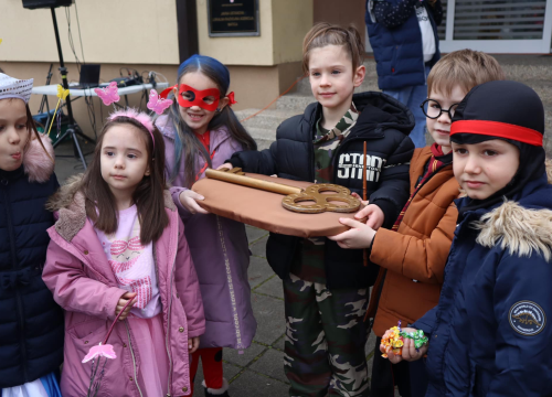 Fotografija 2 - Kninske maškare preuzele ključeve grada