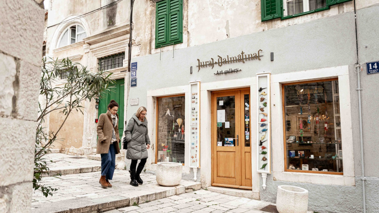 Otkrijte unikatne umjetnine i modne komade Galerije Juraj Dalmatinac