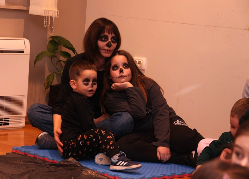 Fotografija 1 - U vodičkoj knjižnici održana radionica izrade maski i pričaonica