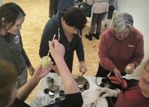 Aktivni i produktivni: Tribunjski umirovljenici na radionici izrađivali prirodnu kozmetiku