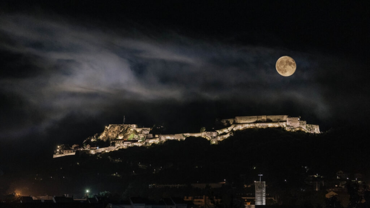 Čarolija osvijetljene Kninske tvrđave: Ne propustite izložbu fotografija članova Foto kluba Knin