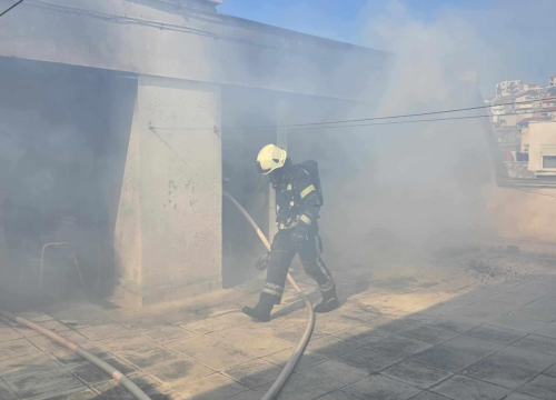 Fotografija 1 - Stanari zgrade na Baldekinu evakuirani zbog požara na krovu, materijalna šteta u procjeni